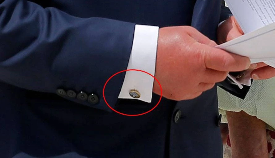 O Πρίγκιπας Κάρολος φορά μανικετόκουμπα με την ελληνική σημαία (εικόνες)